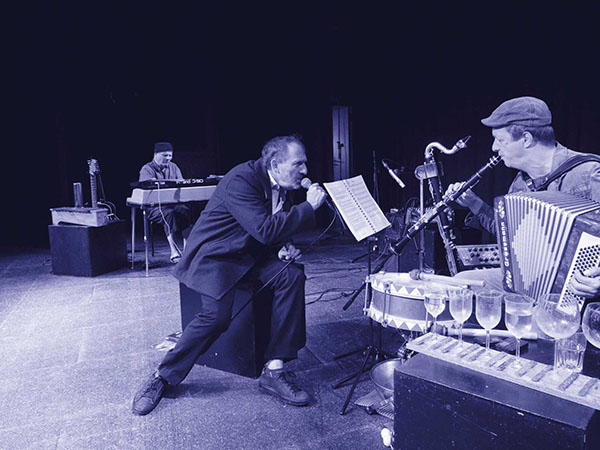 Markus Keller sowie die beiden Multi-Instrumentalisten
						Daniel R. Schneider und Martin Schumacher
